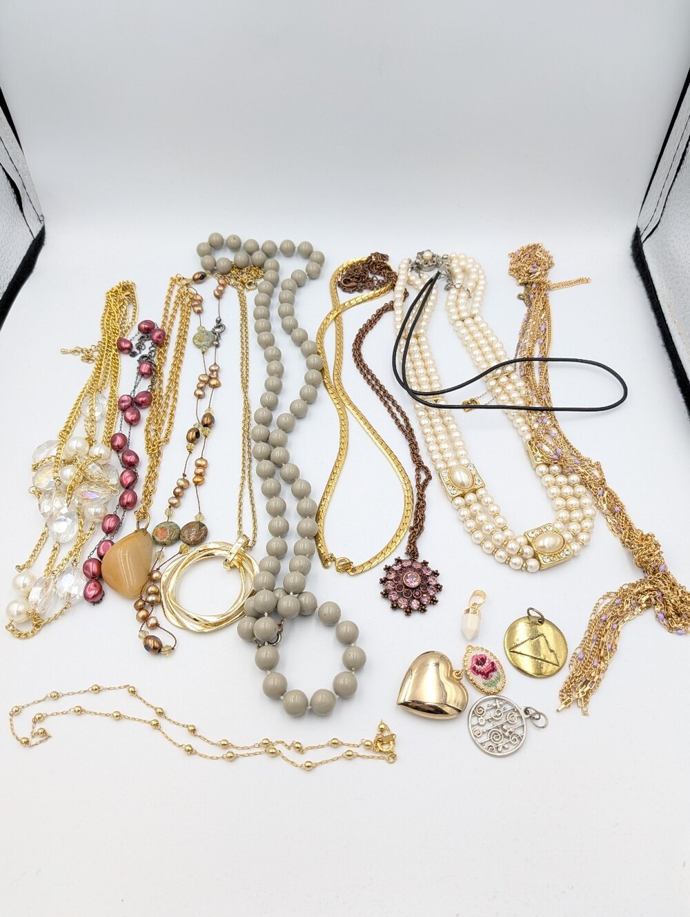Lot of necklaces and pendants, mostly vintage